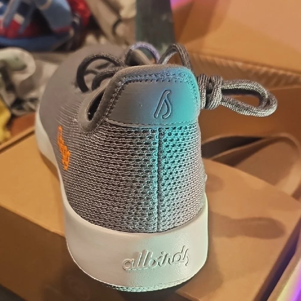 Allbirds Vibrant Pink Packaging - Picture 5 of 13